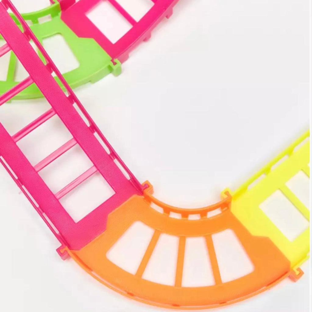 مجموعة مكونة من 27 قطعة من لعبة تعليمية لبناء مسار السكك الحديدية للمدينة تعمل بالطاقة الكهربائية