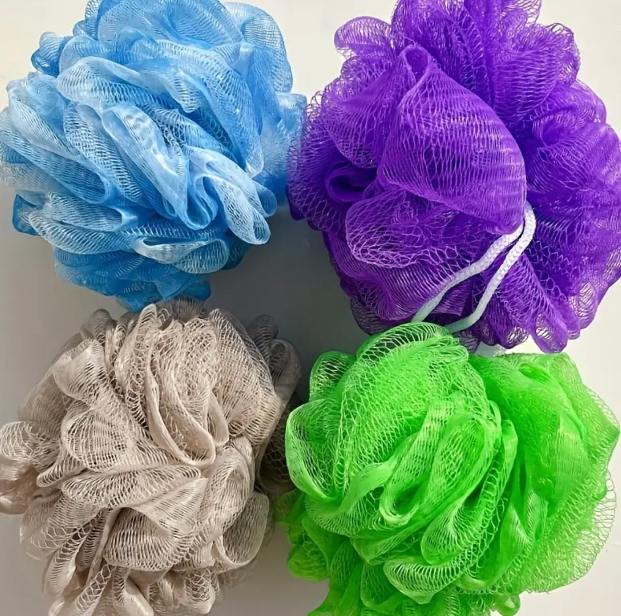 4 قطع ليفة بألوان عشوائية - إسفنجات استحمام مقشرة للرجال والنساء