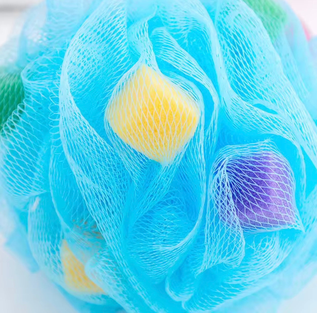 قطعة واحدة من ليفة الاستحمام الإسفنجية الناعمة الملونة - وسادة استحمام شبكية مقشرة لطيفة