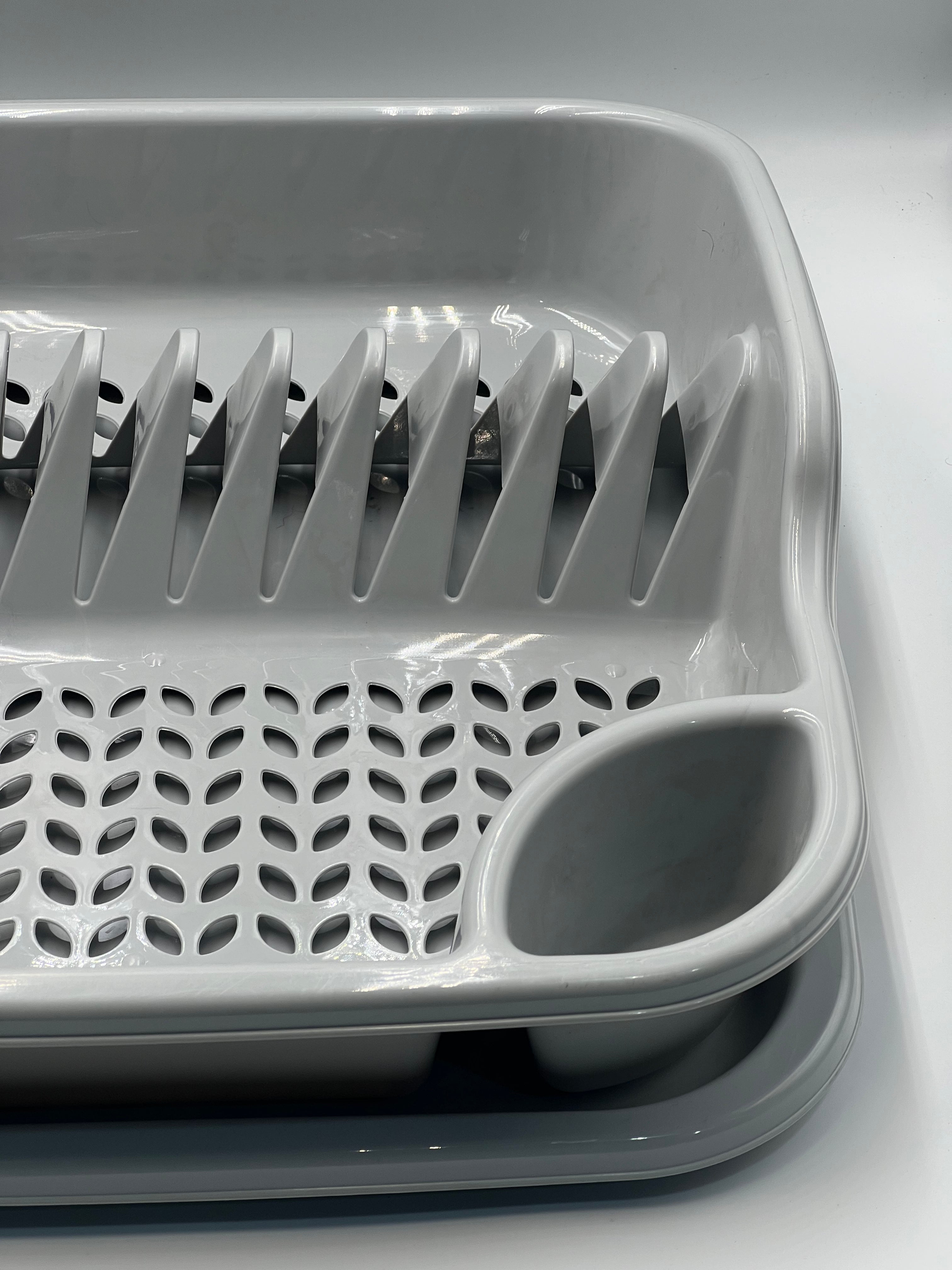 صندوق تخزين المطبخ موفر للمساحة مع حامل أواني وصينية تنقيط - حامل أطباق بلاستيكي باللونين الأبيض والرمادي