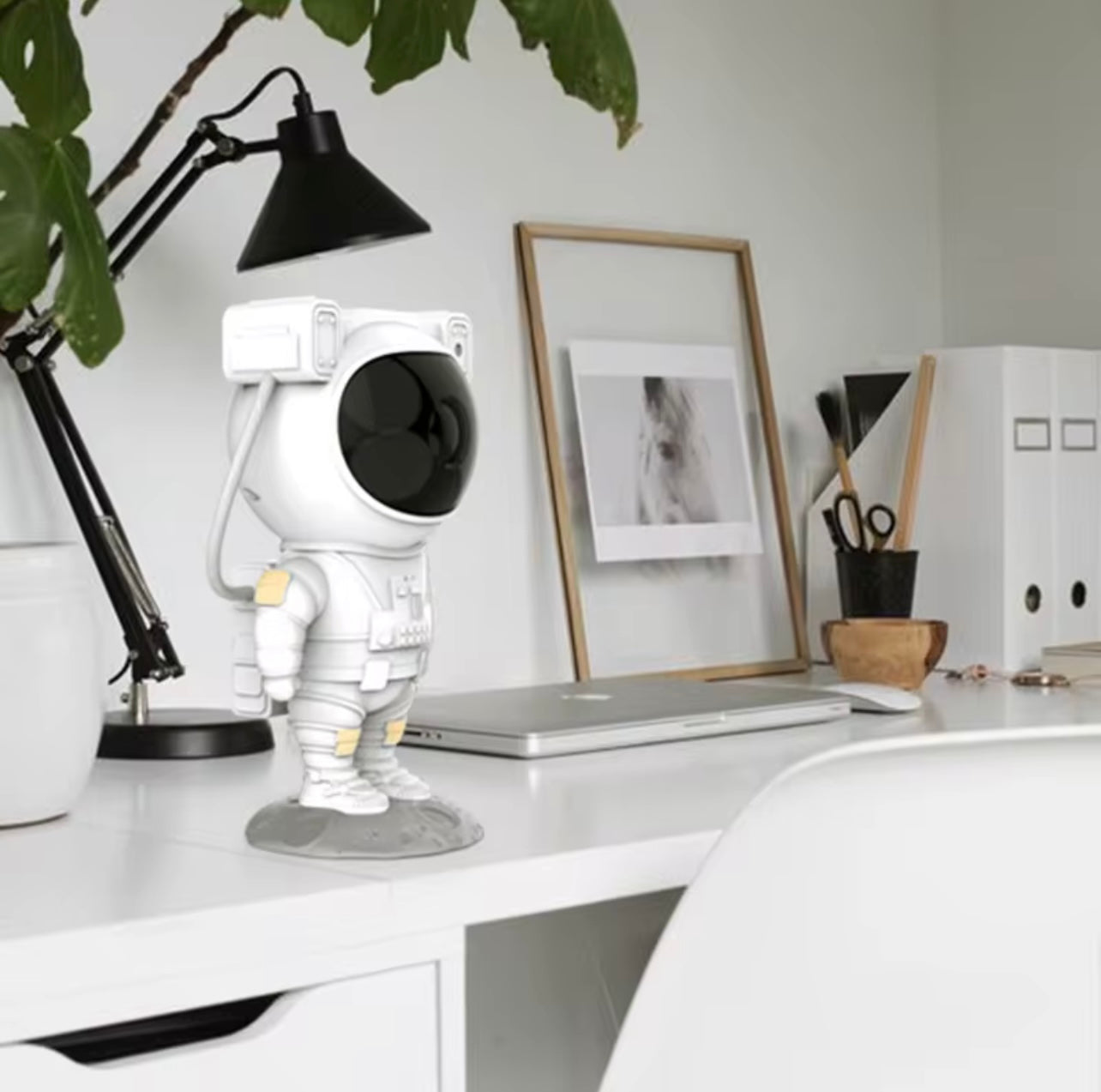 USB Astronaut Projection Lamp – Starry Sky Display with Remote & Adjustable Lighting for Home & Office