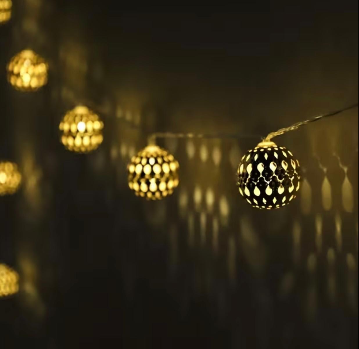 Battery-Operated String Lights – 10 Gold LED Spheres, 2M (Warm White)