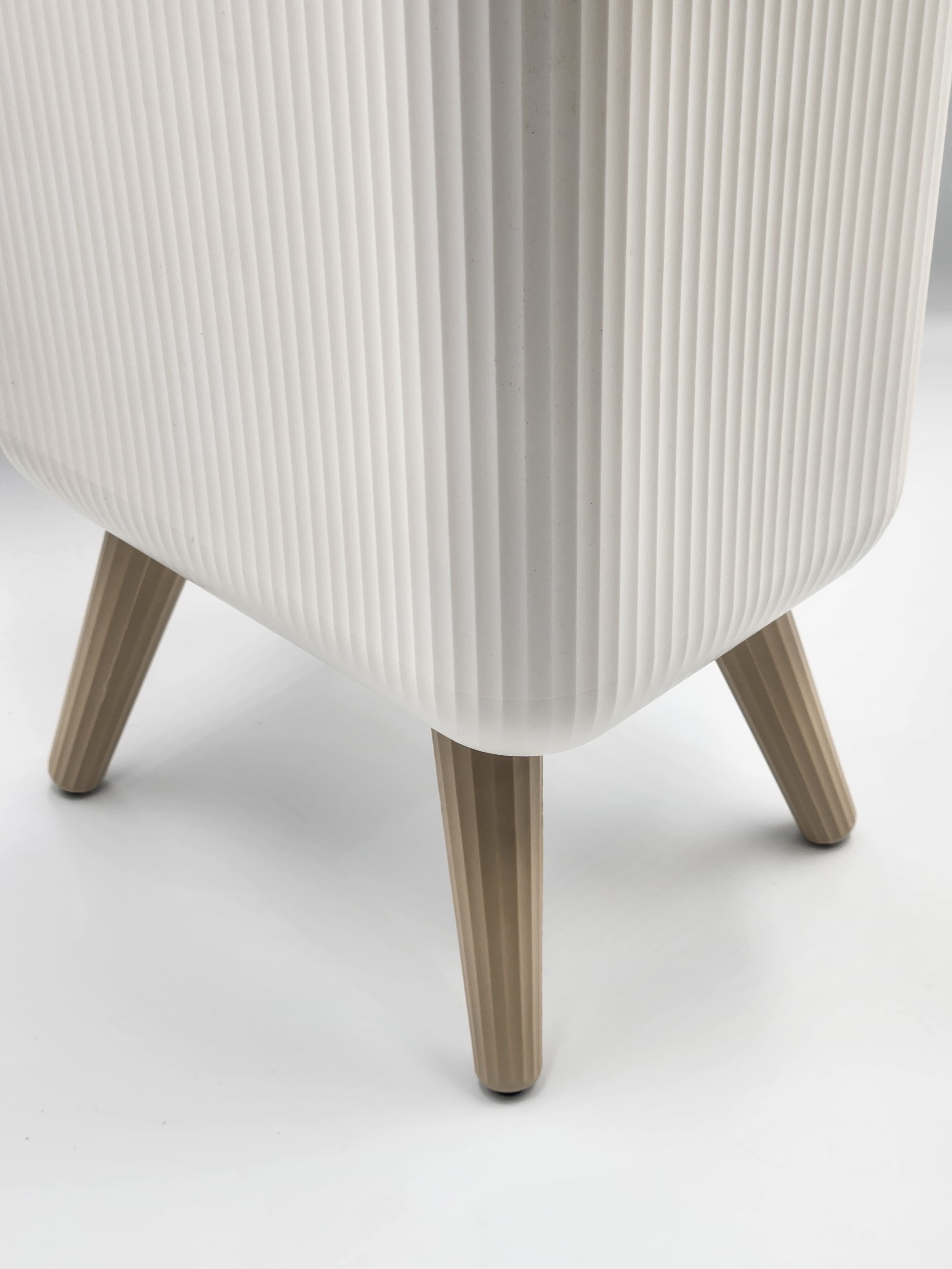 سلة المهملات الحديثة ذات القدم العالية مع غطاء من النوع المضغوط - سلة بلاستيكية مربعة متينة للمنزل