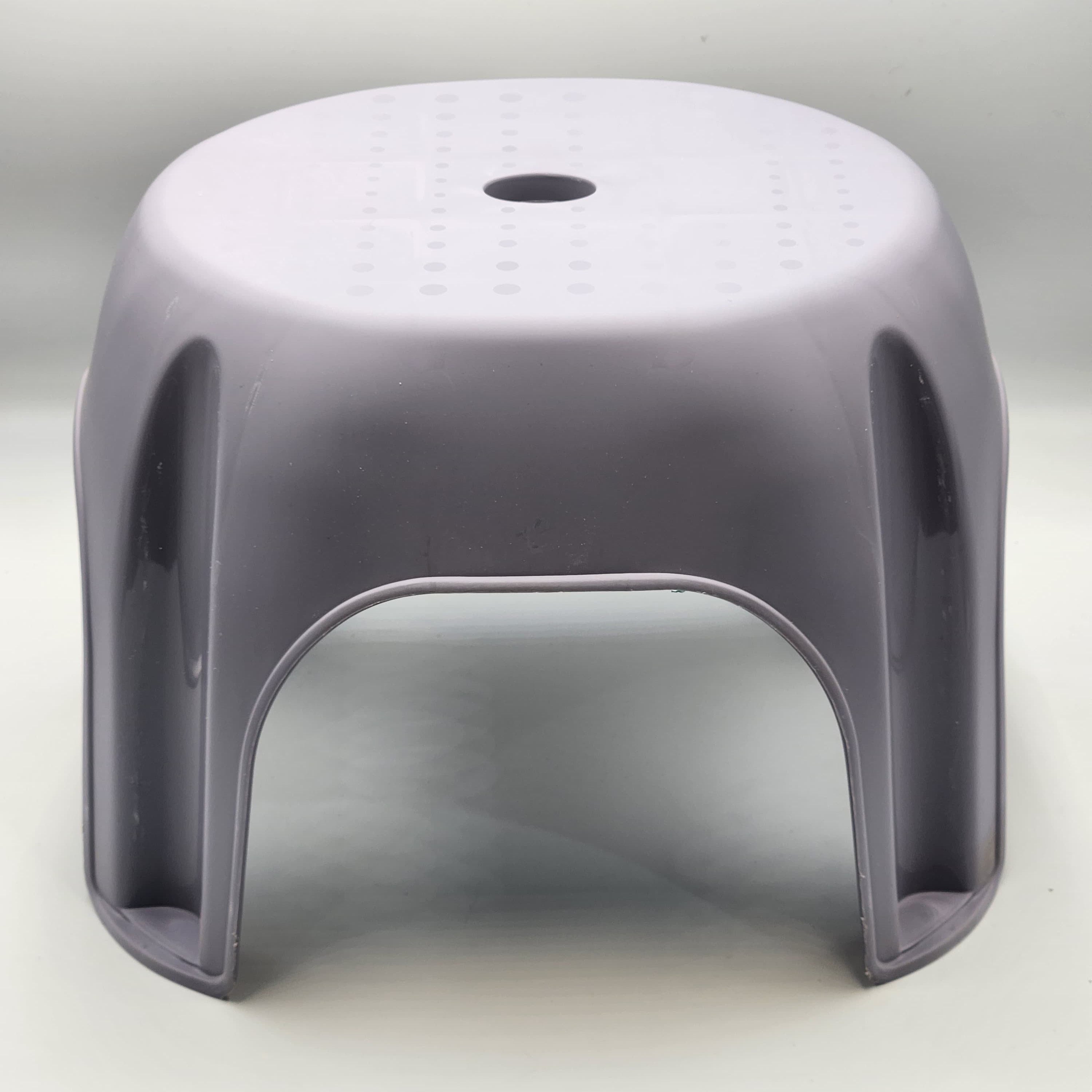 Portable indoor and outdoor stools, simple plastic stools for outdoor fishing, train boarding,camping, family gatherings..