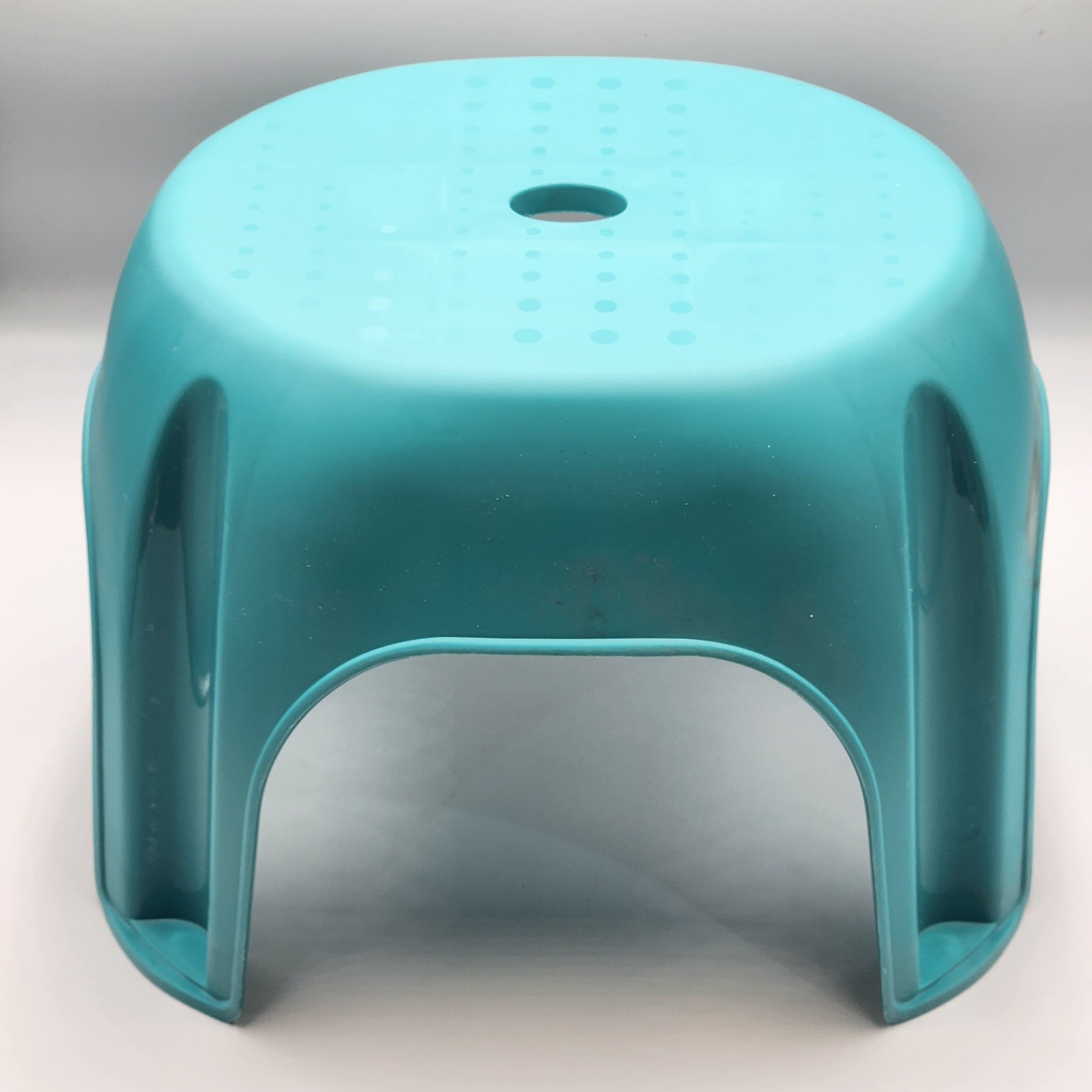 Portable indoor and outdoor stools, simple plastic stools for outdoor fishing, train boarding,camping, family gatherings..