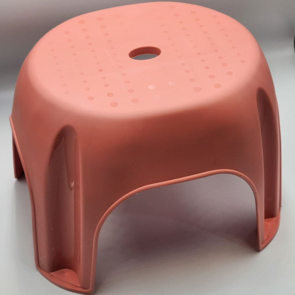 Portable indoor and outdoor stools, simple plastic stools for outdoor fishing, train boarding,camping, family gatherings..