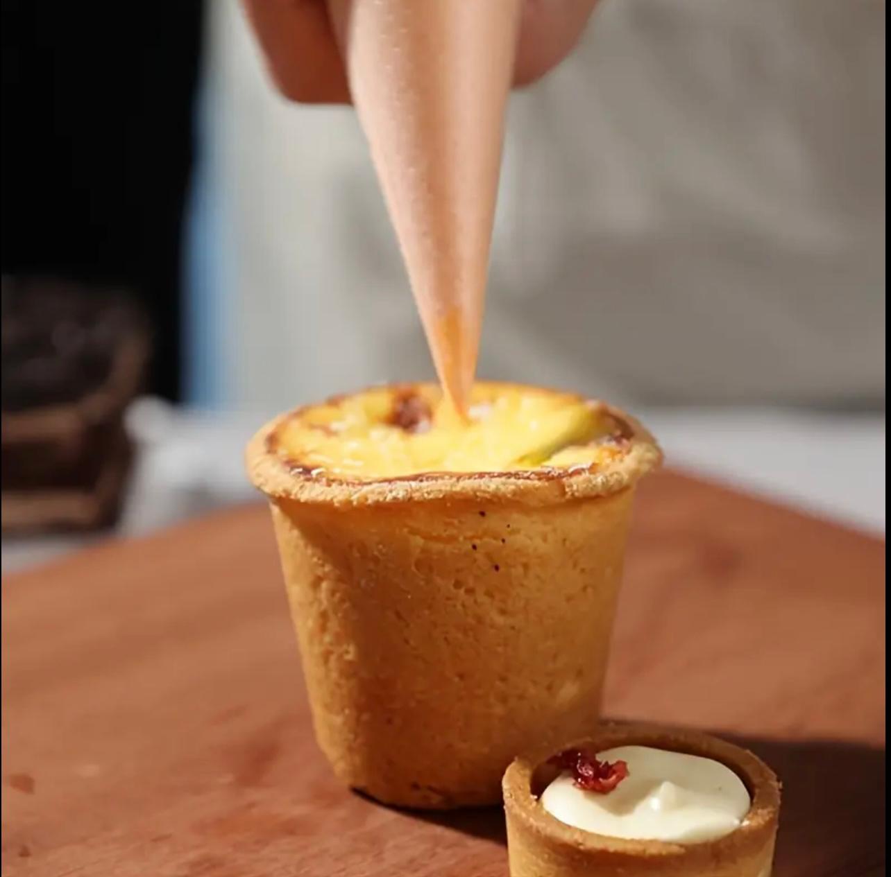 100 thickened pastry disposable piping bag, Size-xxl,cream food decoration bag, cake decorating bag, easy to fill and clean. Very suitable for desserts, biscuits, cupcake decorations, must-have baking tools in home kitchen