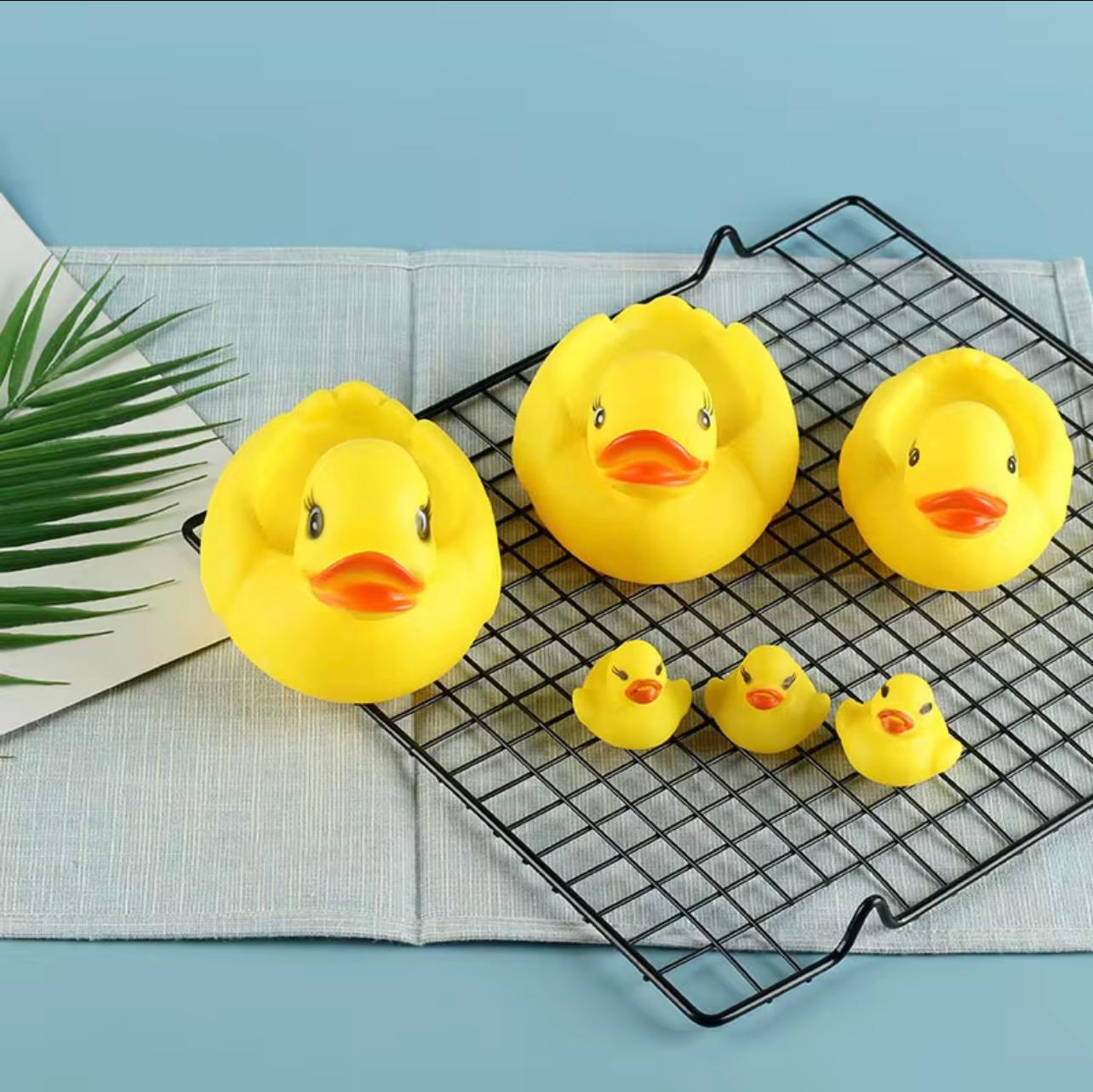 6 pcs Set  Children's Little Yellow Duck Bath Toy Set Plastic Water Play Toy with Squeeze Sound,( 4 Duck 2 swimming Rings )