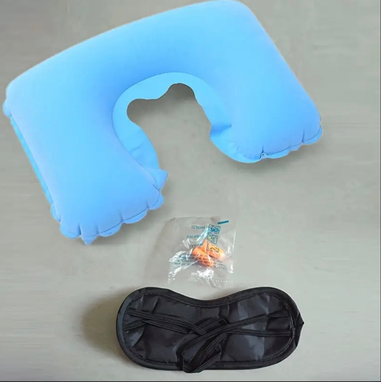 وسادة سفر قابلة للنفخ على شكل حرف U - داعمة للرقبة مع قناع للعين وسدادات للأذن