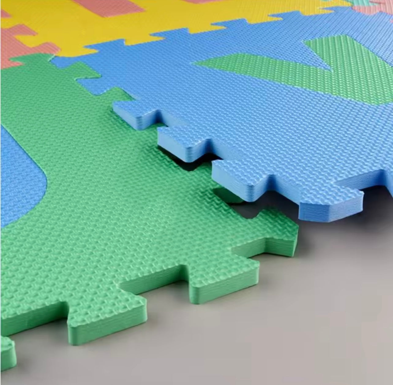 Muzze Mat Kids ABC ، ​​26 TLG Kids غير زرقاء Eva Kids Buzzles Mat Play Mat كبيرة يمكن إرفاقها ، كل قطعة 30 × 30 × 1 سم ، حصيرة أحذية