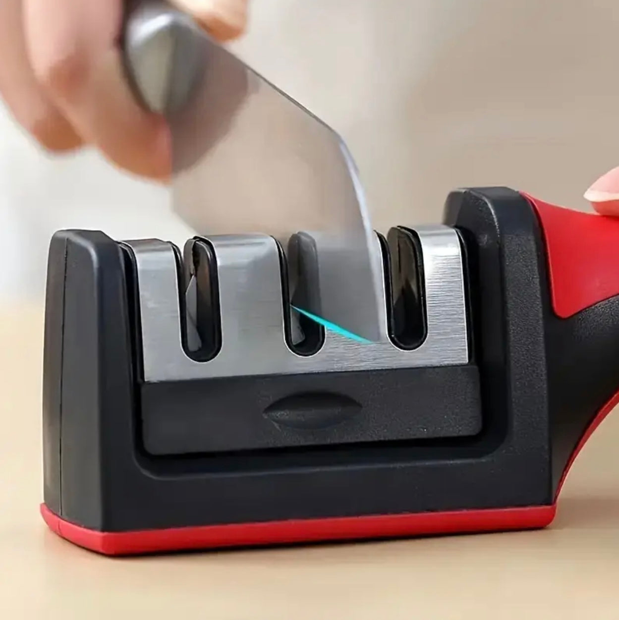 مبراة سكاكين محمولة متعددة الوظائف – على شكل نقطة الرمح