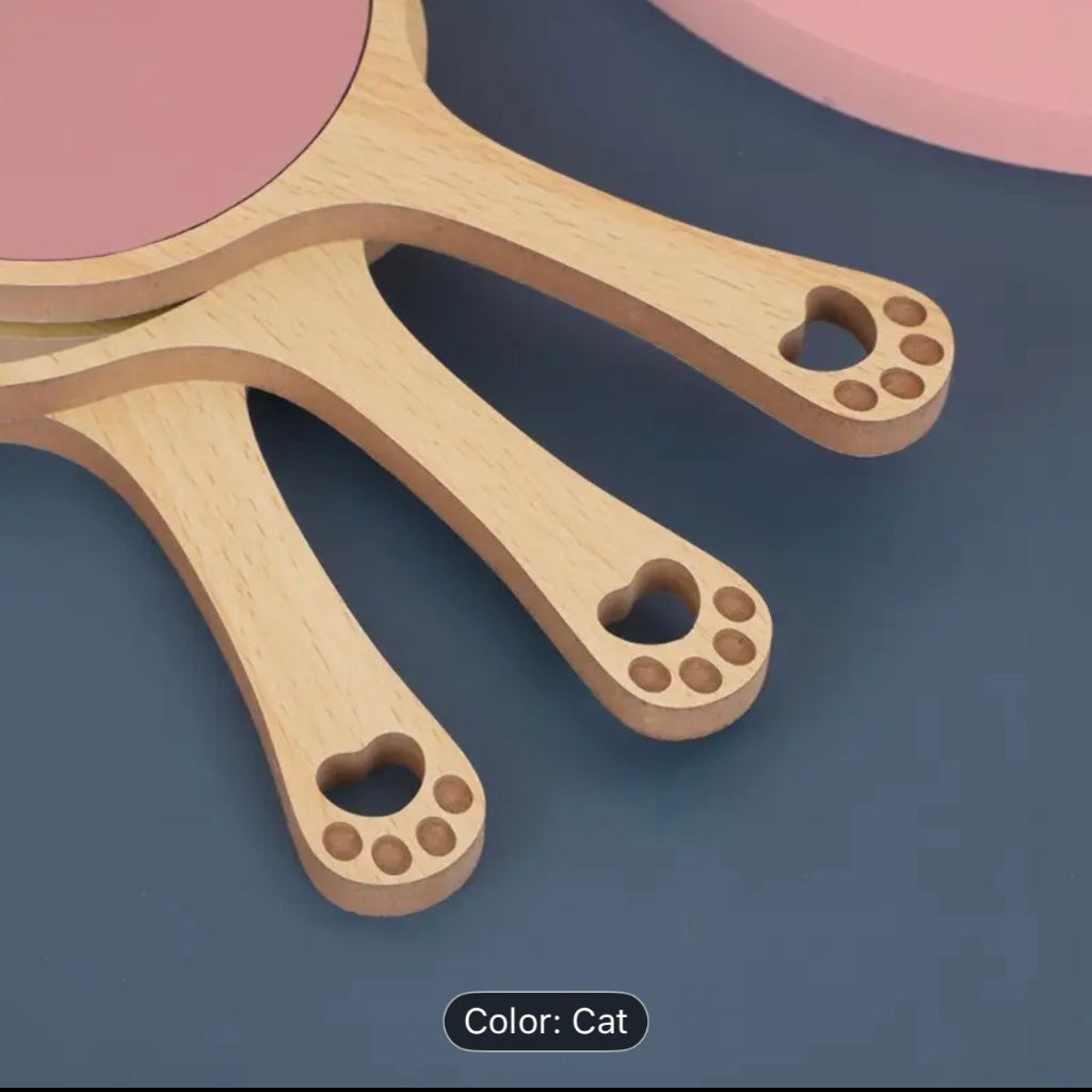 يشمل تصميم شكل مرآة Cat Cat Cat القطط وعناصر الحب ، المليئة بالقلب الجريلي ، باستخدام مقبض هريرة خشبي ، ودقة عالية ، وسعر ميسور التكلفة ، ومناسبة للحمل للمسحة للمكياج