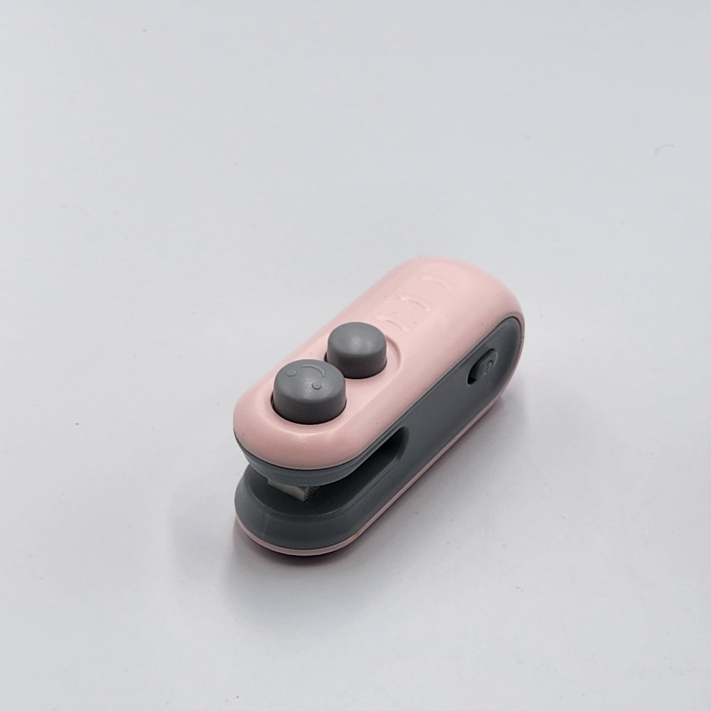 Portable Snack Sealer, Manual Plastic Bag Sealer, USB Charging, Can Be Rechargeable with 150mAh Lithium Battery, Small Kitchen Catering Food Service Equipment…