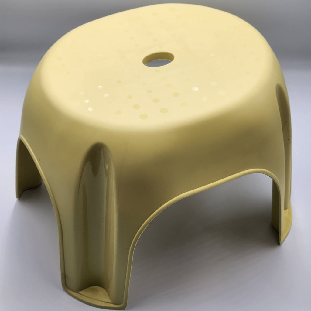 Portable indoor and outdoor stools, simple plastic stools for outdoor fishing, train boarding,camping, family gatherings..