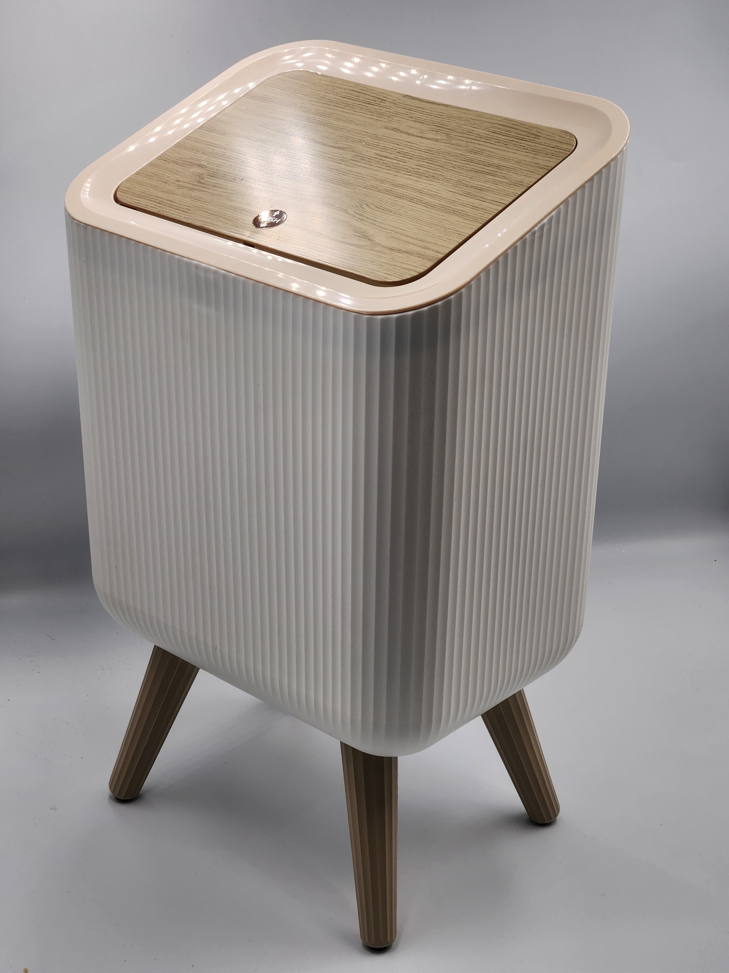 سلة المهملات الحديثة ذات القدم العالية مع غطاء من النوع المضغوط - سلة بلاستيكية مربعة متينة للمنزل